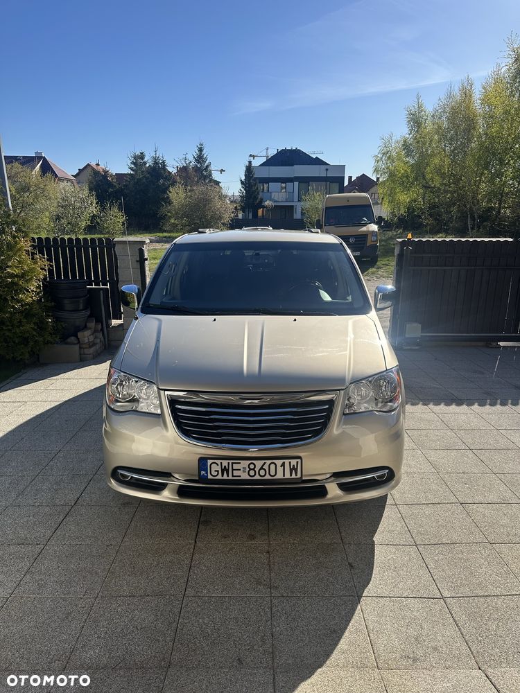 Chrysler Town & Country - 3