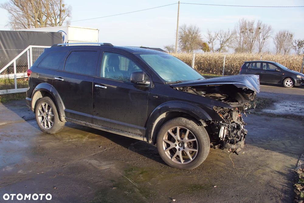 Auto na części - Fiat Freemont 2.0 MultiJet 140 KM 939B5000 C63563517 628 2014R Silnik Skrzynia Drzwi Błotnik Lusterko Zderzak Klapa Lampa Deska Kokpit Sterownik Moduł Czujnik Licznik Wyświetlacz Kierownica Panel - 4