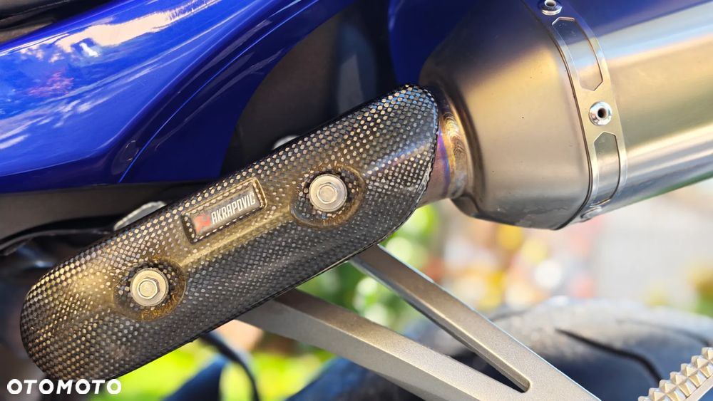 Yamaha R1 - 25