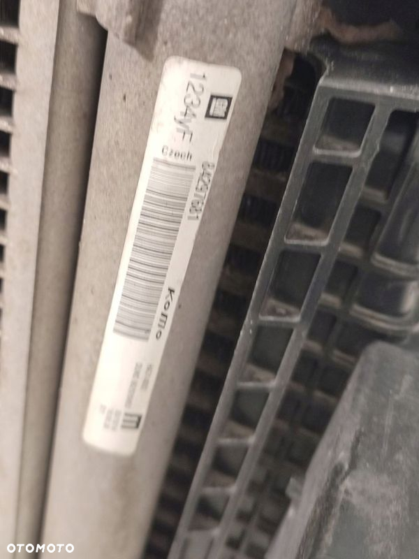 CHŁODNICE CHŁODNICA WODY KLIMATYZACJI INSIGNIA B 84207974 84297681 84208036 - 4
