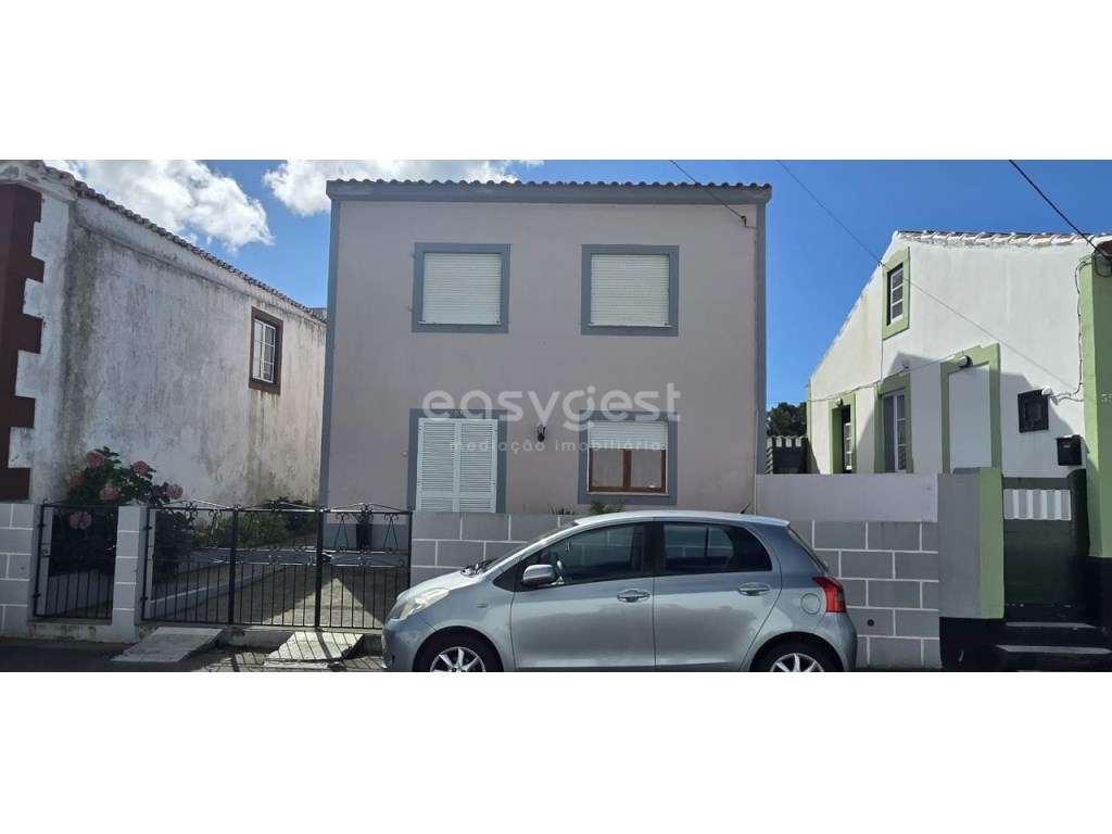 Moradia T4 com Quintal e lugar de estacionamento Terra Chã - Angra - Grande imagem: 2/36