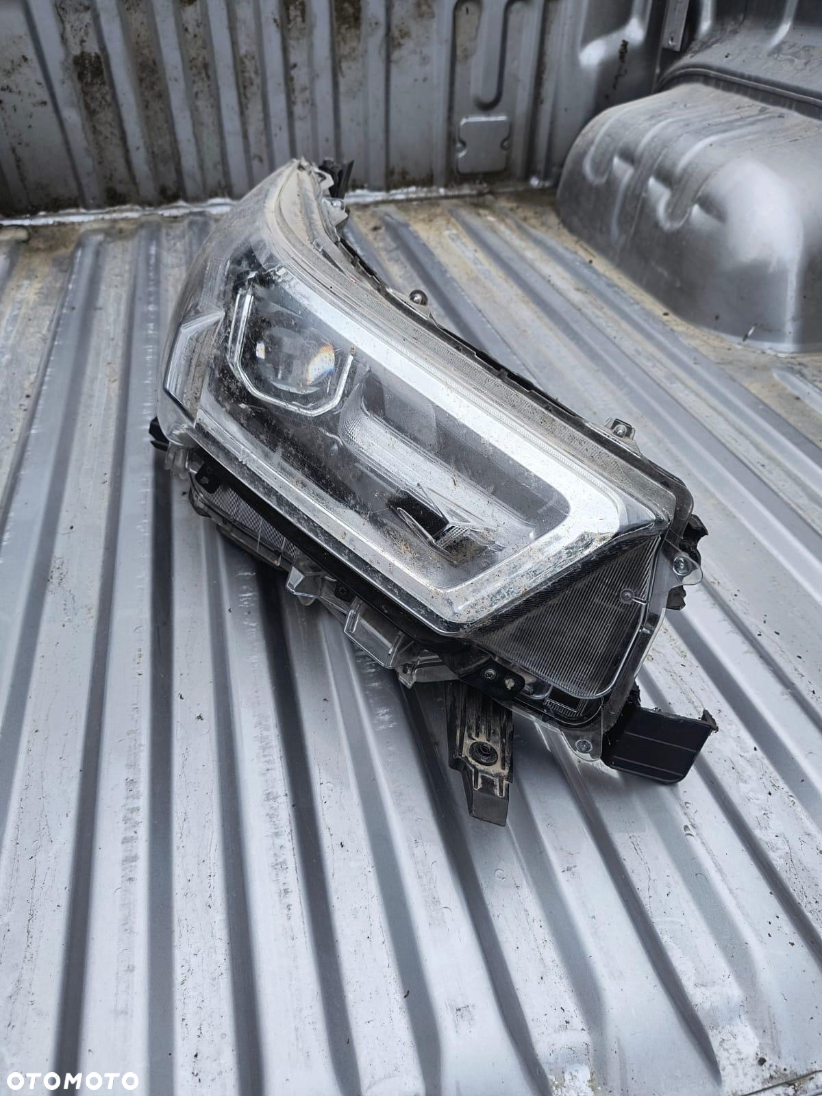 Toyota hilux lampa przód 2022r - 5