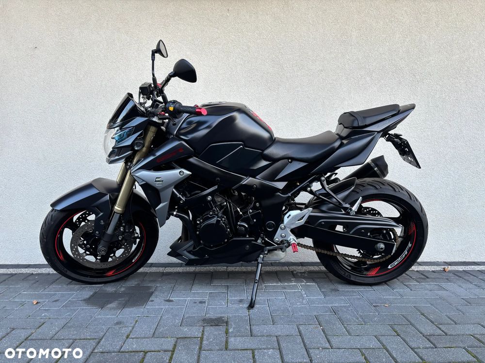 Suzuki GSR - 1