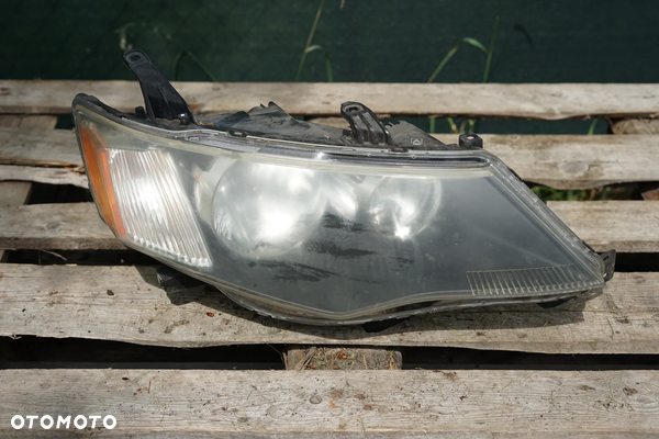 Lampa przód przednia prawa Mitsubishi Outlander II ANglik