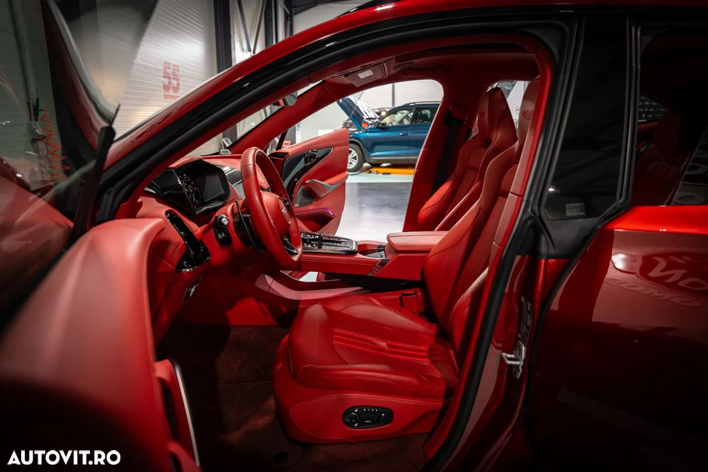 Aston Martin DBX - 10