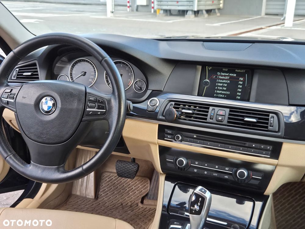 BMW Seria 5 528i xDrive - 15