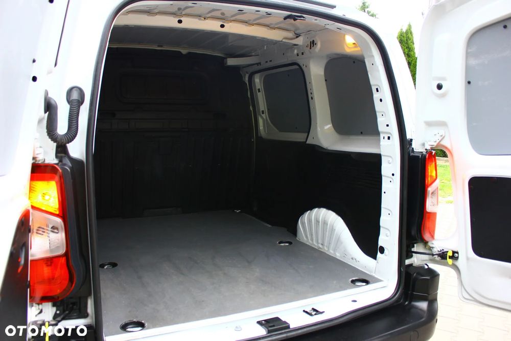 Toyota PROACE CITY BLASZAK 2 OSOBOWY 1.2 D-4T BENZYNA 110KM PEWNE AUTO FV23% - 39