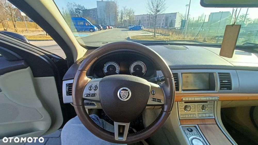 Jaguar XF 2.7 V6 D Luxury - 10