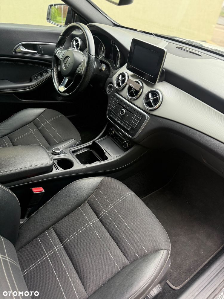 Mercedes-Benz CLA 180 7G-DCT - 12