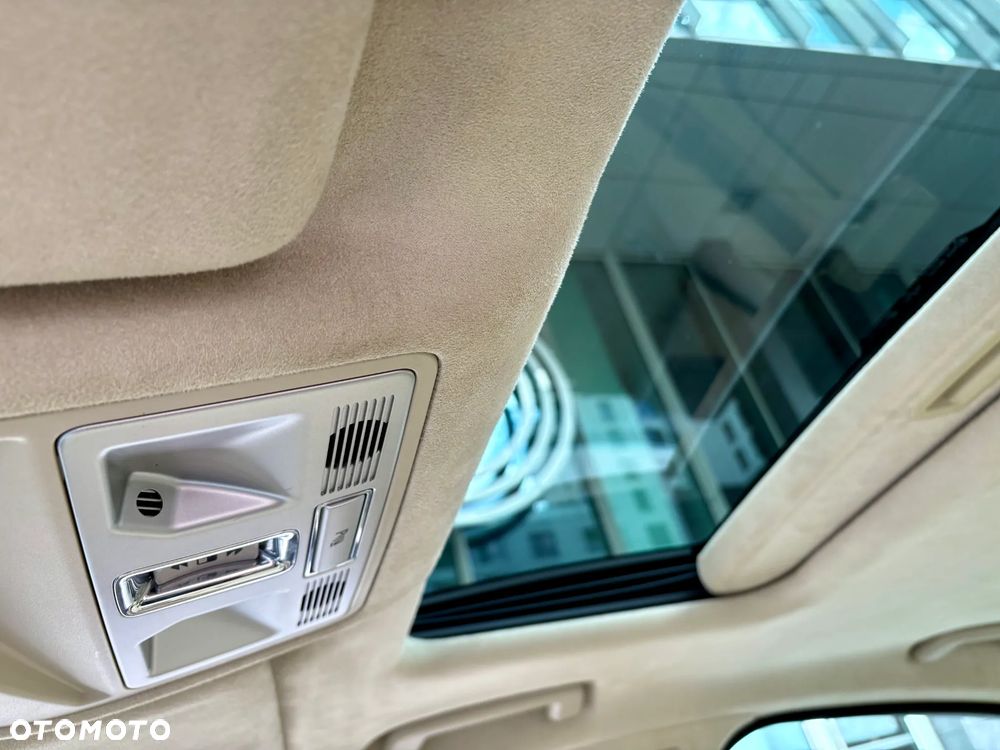 Jaguar XF 35t AWD Portfolio - 13