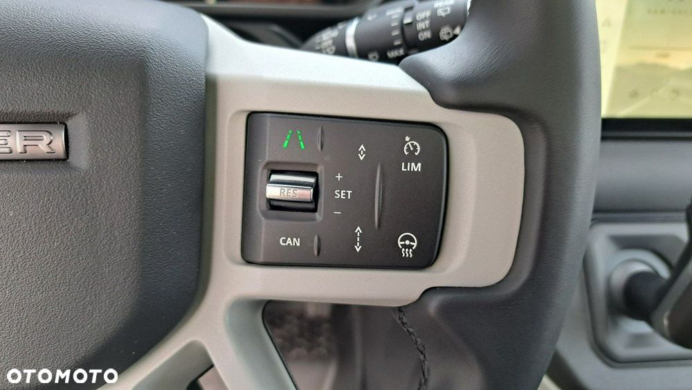 Land Rover Defender - 25