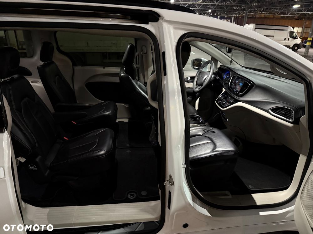 Chrysler Pacifica - 12