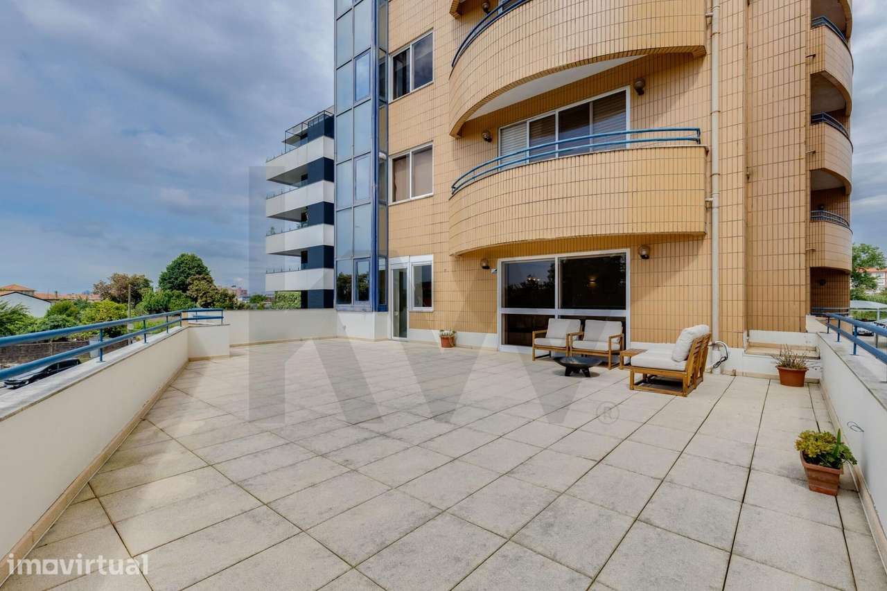 T2 Renovado com terraço e box junto à A1! - Grande imagem: 2/48