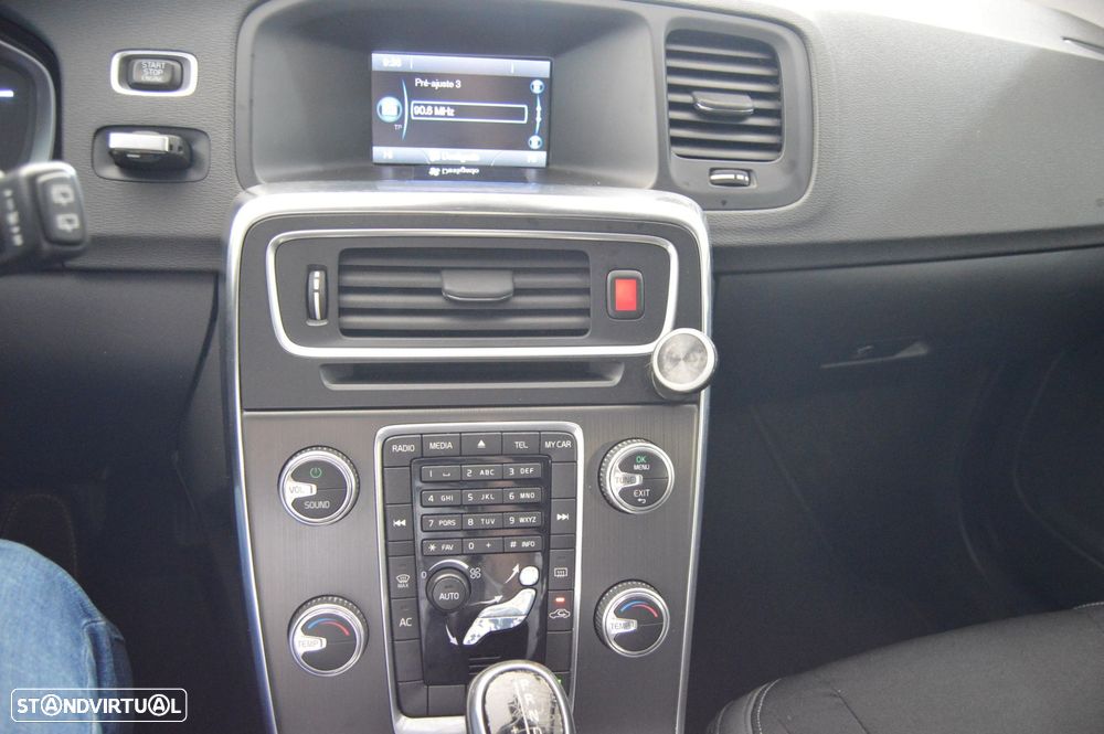 Volvo V60 1.6 D2 Drive Momentum Powershift Start/Stop - 20