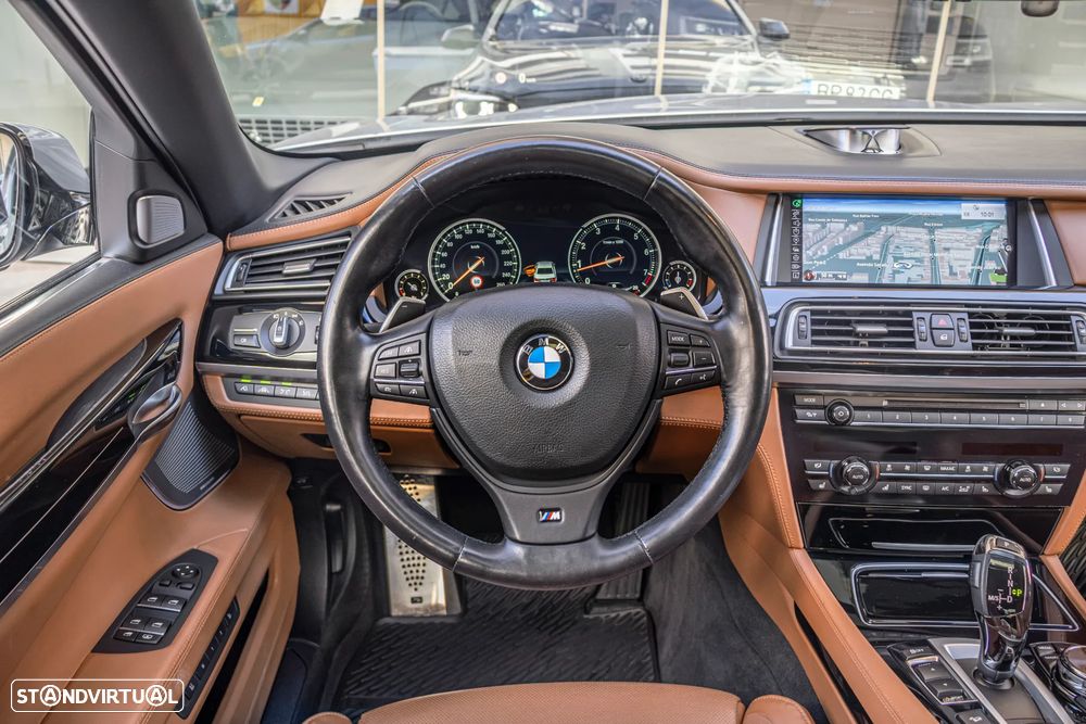 BMW 750 Li xDrive Pack M — fotografia 17