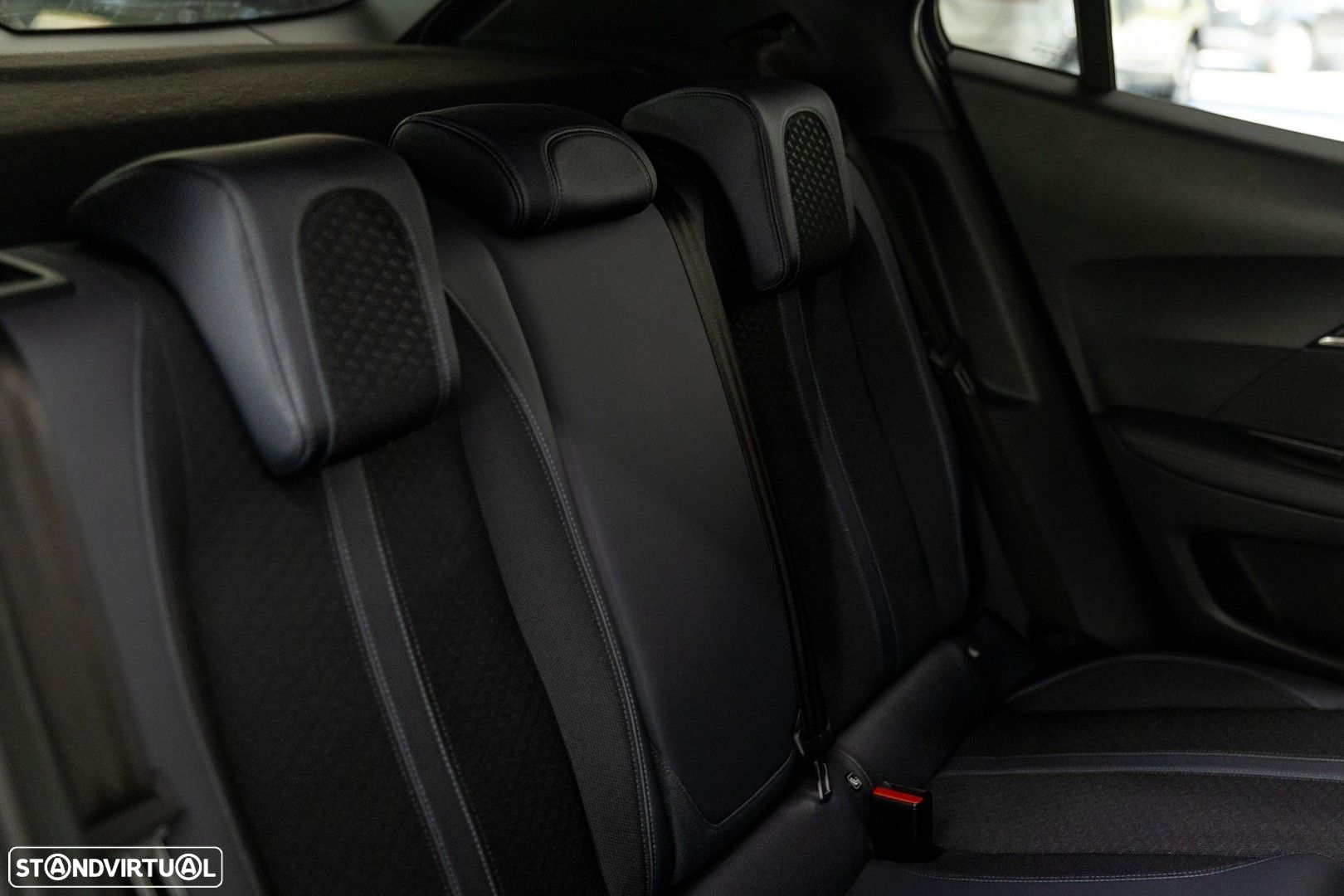 Peugeot 2008 1.2 PureTech Allure - 16