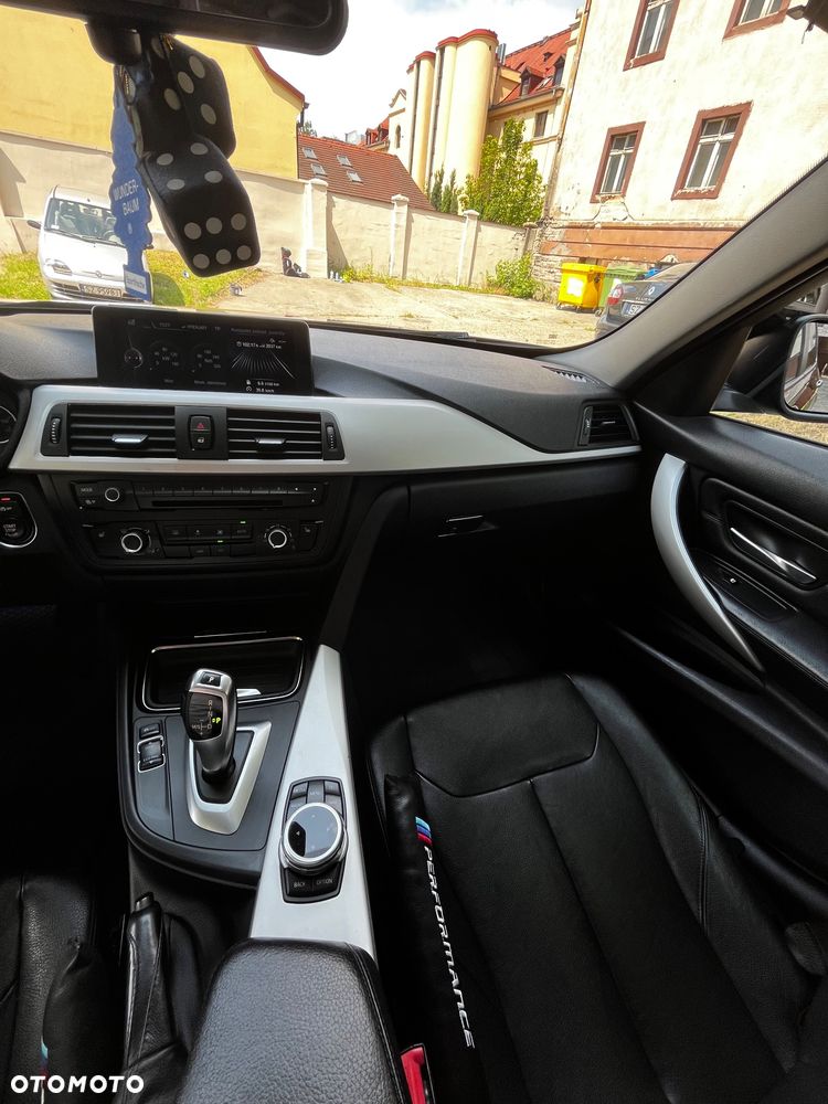 BMW Seria 3 318d - 23