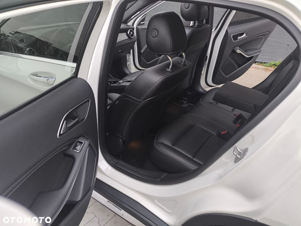 Mercedes-Benz GLA 250 4-Matic AMG Line - 24