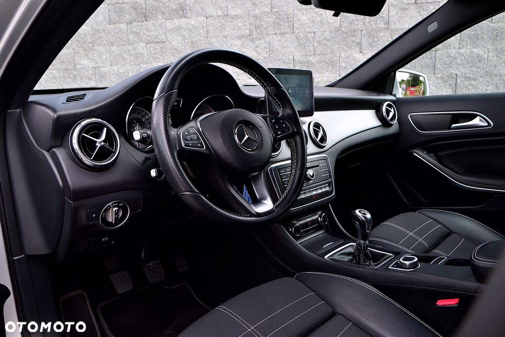 Mercedes-Benz GLA 200 UrbanStyle Edition - 18