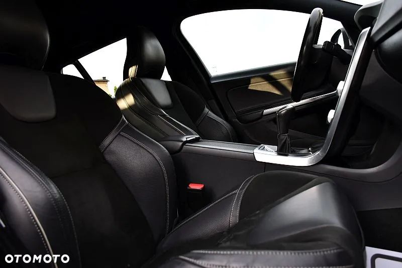 Volvo V60 D3 R-Design - 9