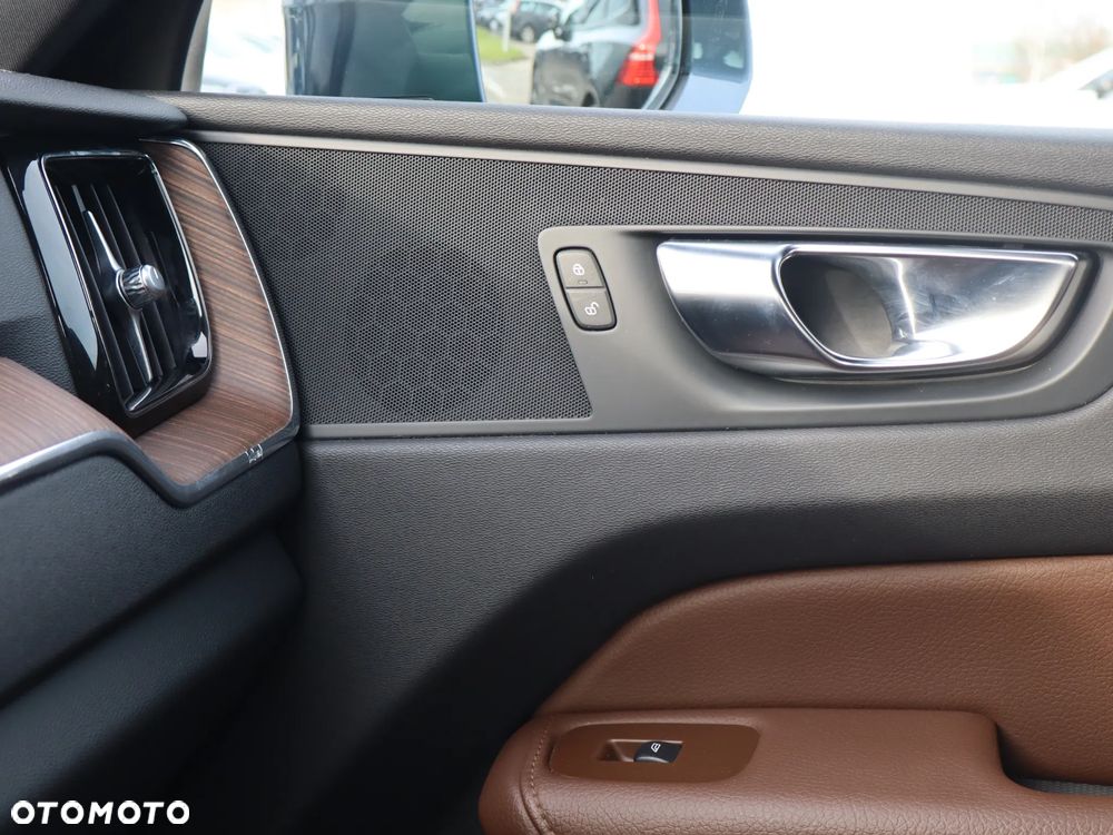 Volvo XC 60 B4 D AWD Momentum - 22