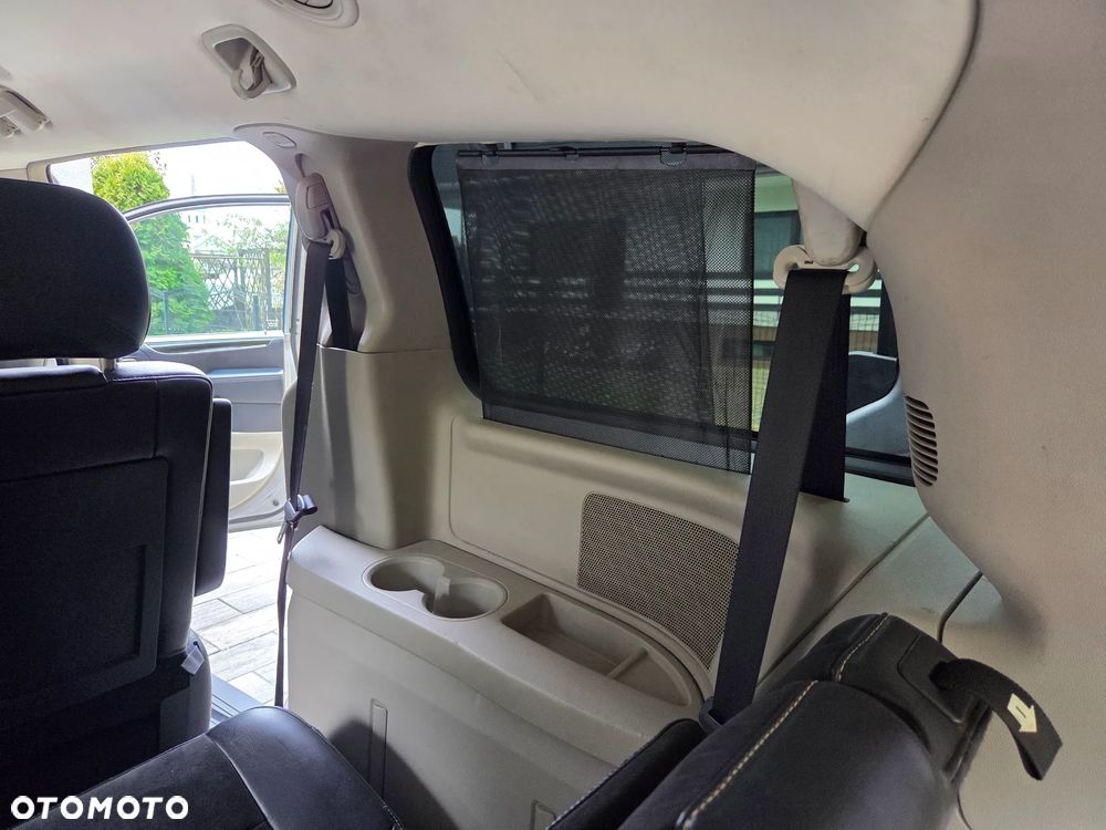 Chrysler Town & Country - 32