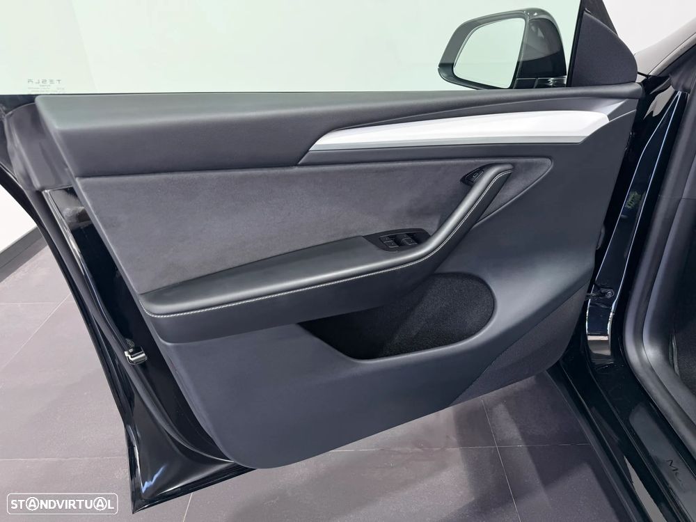 Tesla Model Y Performance Dual Motor AWD - 19
