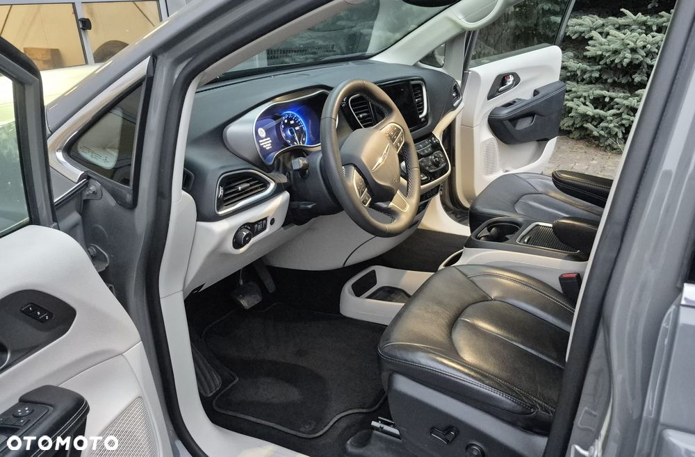 Chrysler Pacifica - 11