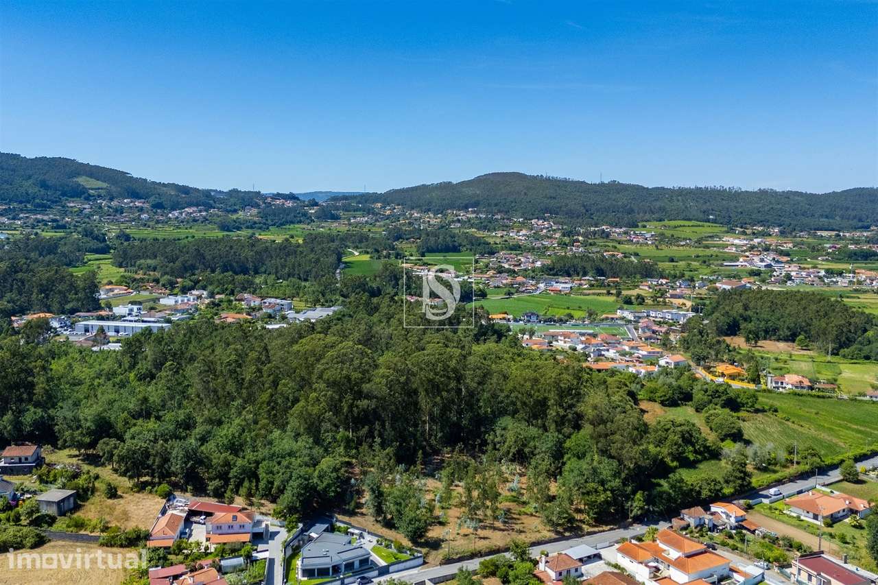 Terreno misto com potencial de construção em Barcelos - Grande imagem: 2/26