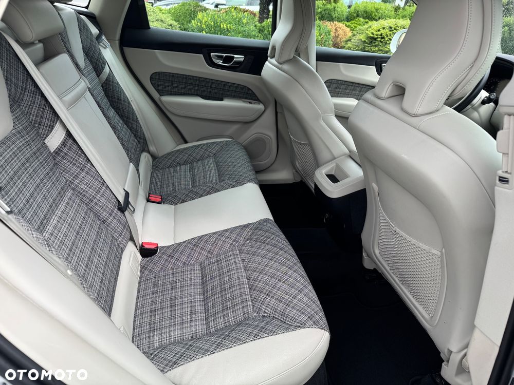 Volvo XC 60 T4 Momentum Pro - 17