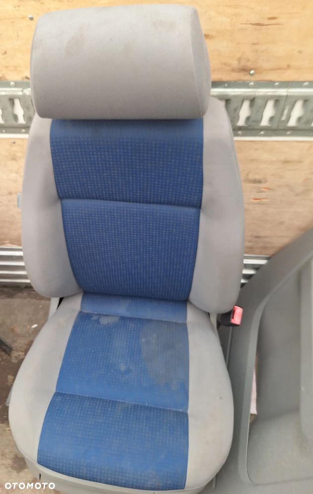 FOTEL  PRAWY PRZÓD - VOLKSWAGEN CADDY /2009 ROK / EUROPA - 1