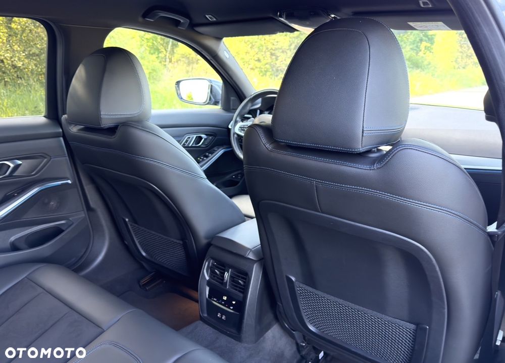 BMW Seria 3 330e M Sport - 33