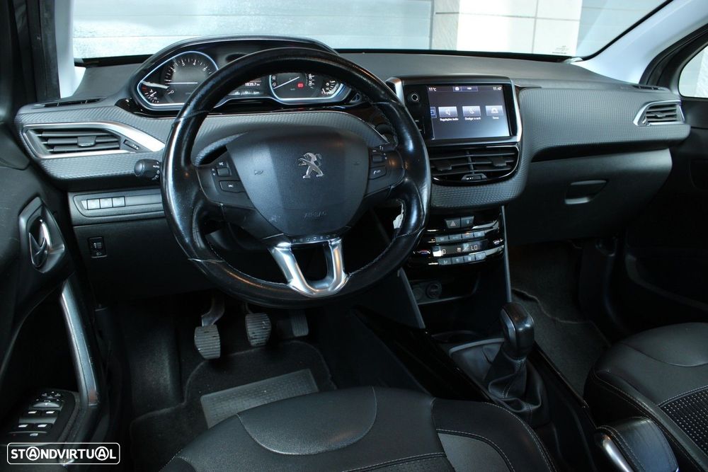 Peugeot 2008 1.2 PureTech Allure - 4