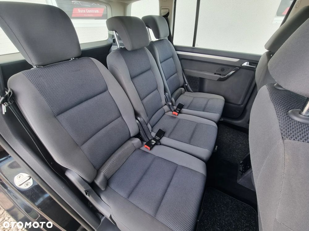 Volkswagen Touran - 10