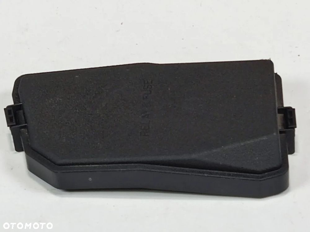 TOYOTA CAMRY 2.5h od 2019r Pokrywa Skrzynki Bezpieczników - 2