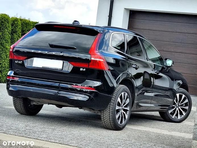 Volvo XC 60 B4 D Plus Dark - 4