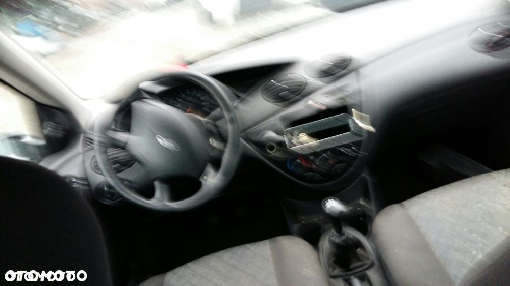 Części ford Focus mk1 kombi  1.4 16V srebrny - 7