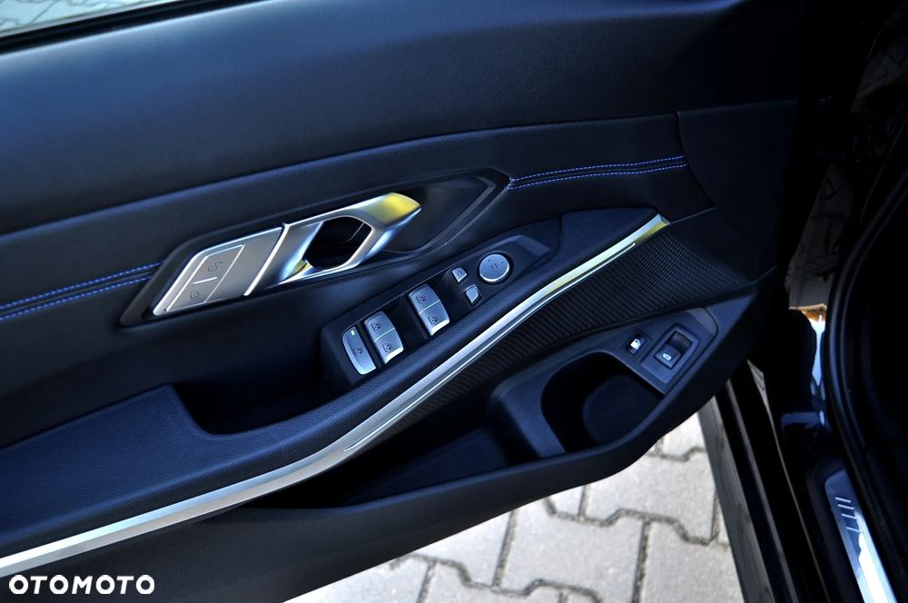 BMW Seria 3 330e xDrive M Sport - 19