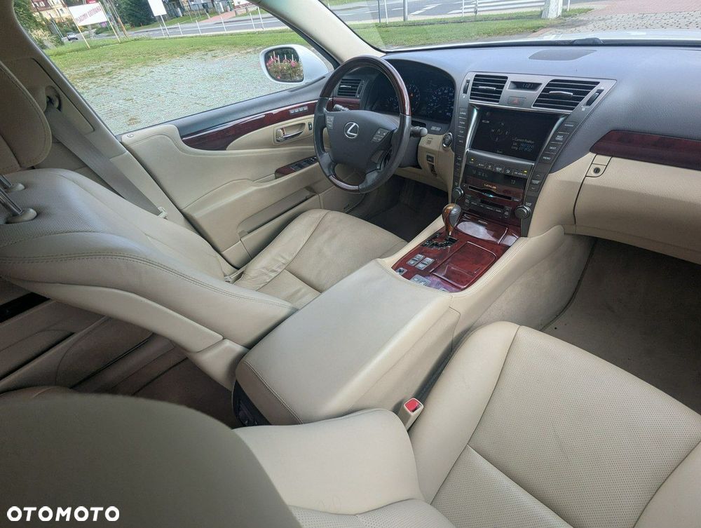 Lexus LS 460 AWD - 8