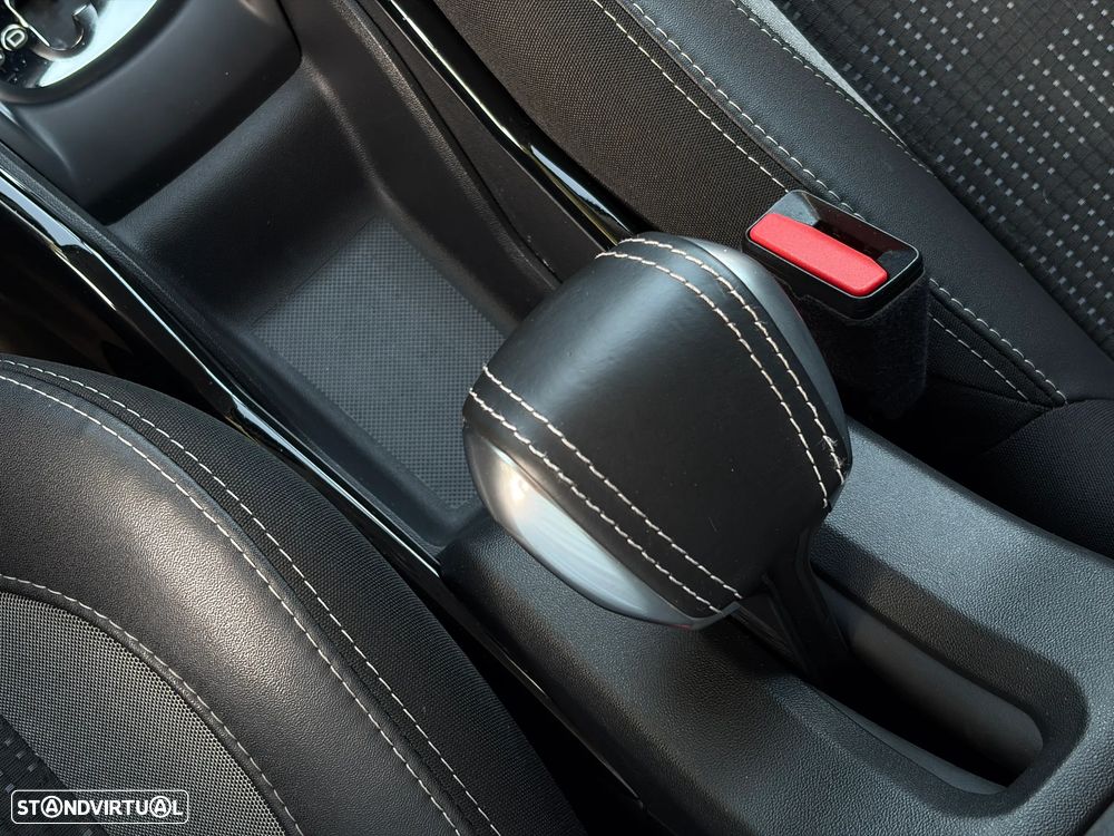 Peugeot 2008 1.2 PureTech Allure EAT6 - 23