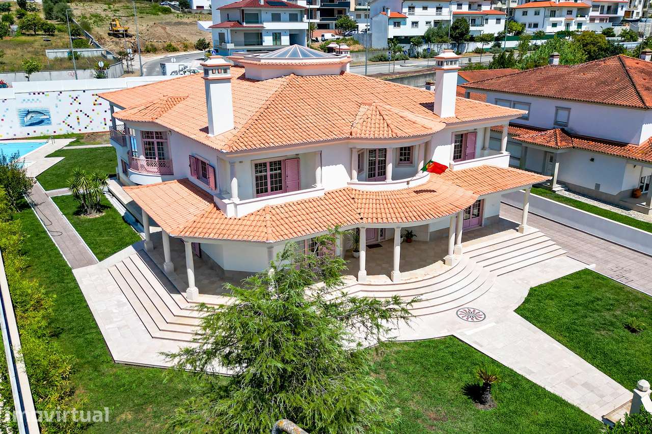 Moradia T6 de Prestígio com Piscina e Jardim no Centro de Pombal - Grande imagem: 3/44