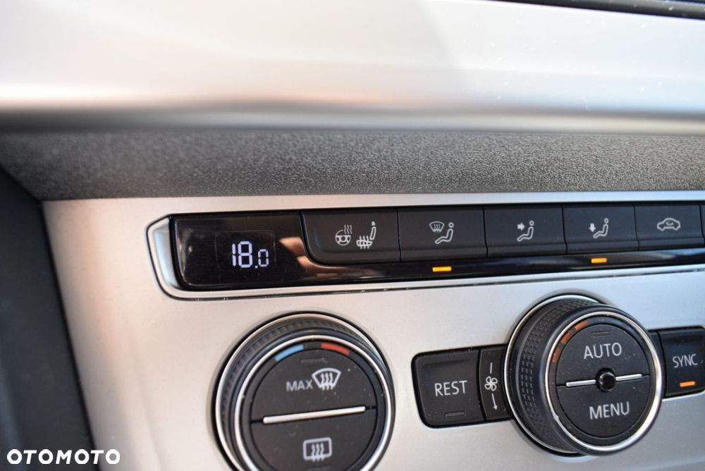 Volkswagen Passat - 36