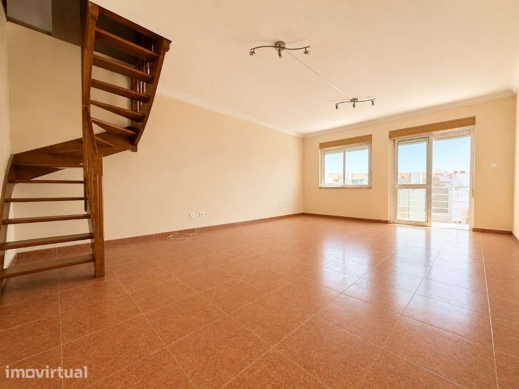 T3 Duplex em Condomínio Privado com Piscina | Carregado - Grande imagem: 2/44