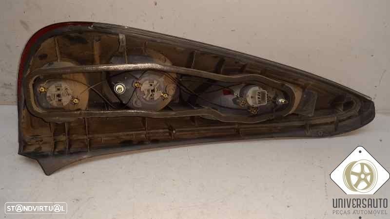 FAROLIM TRASEIRO DIREITO TOYOTA YARIS VERSO 2003 - 2