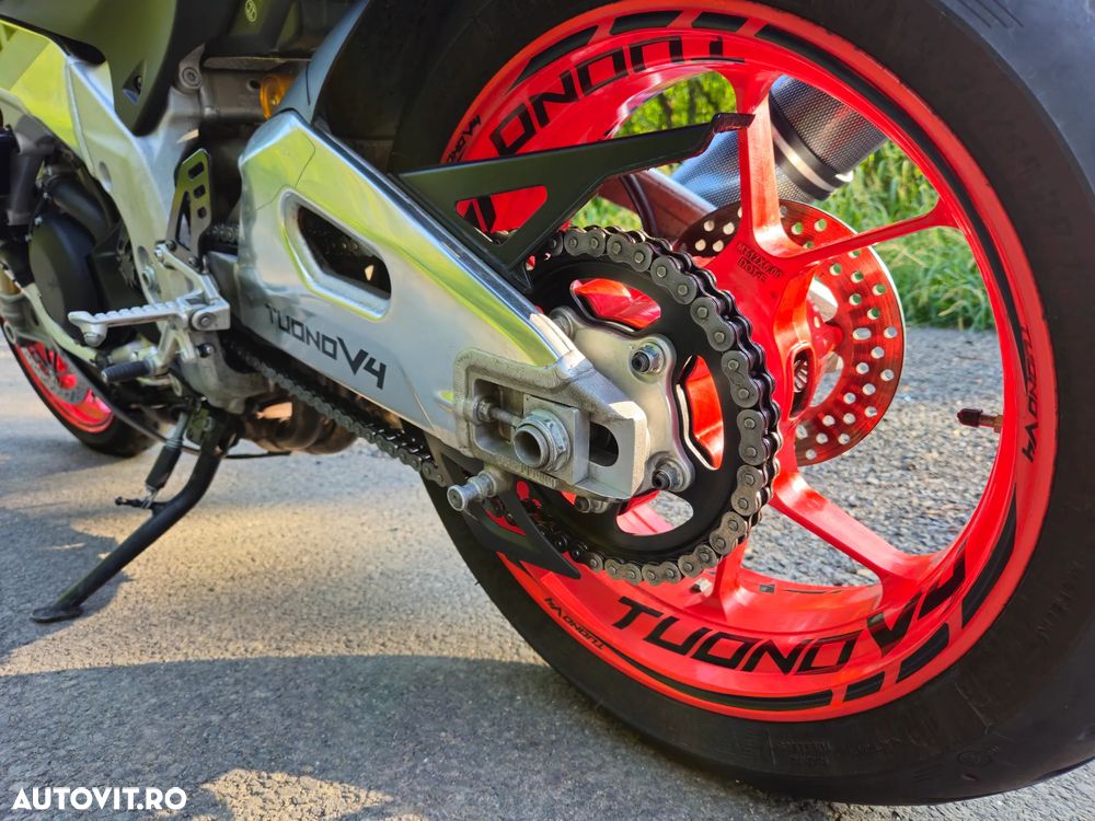 Aprilia Tuono V4 - 4