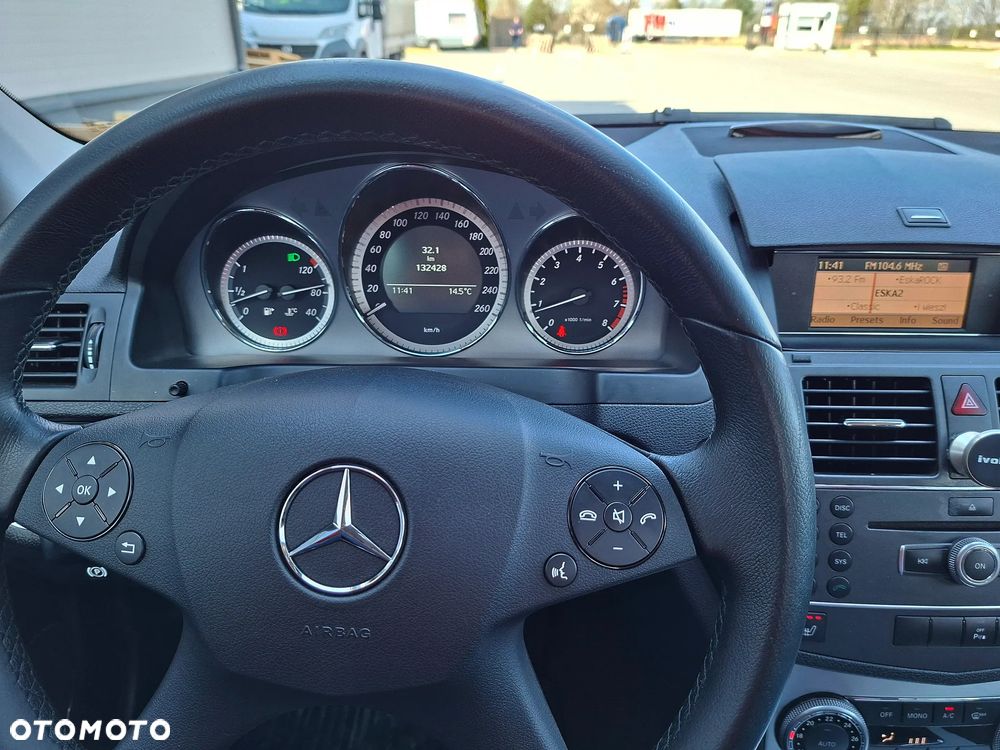 Mercedes-Benz Klasa C 180 CGI BlueEFFICIENCY Avantgarde - 26