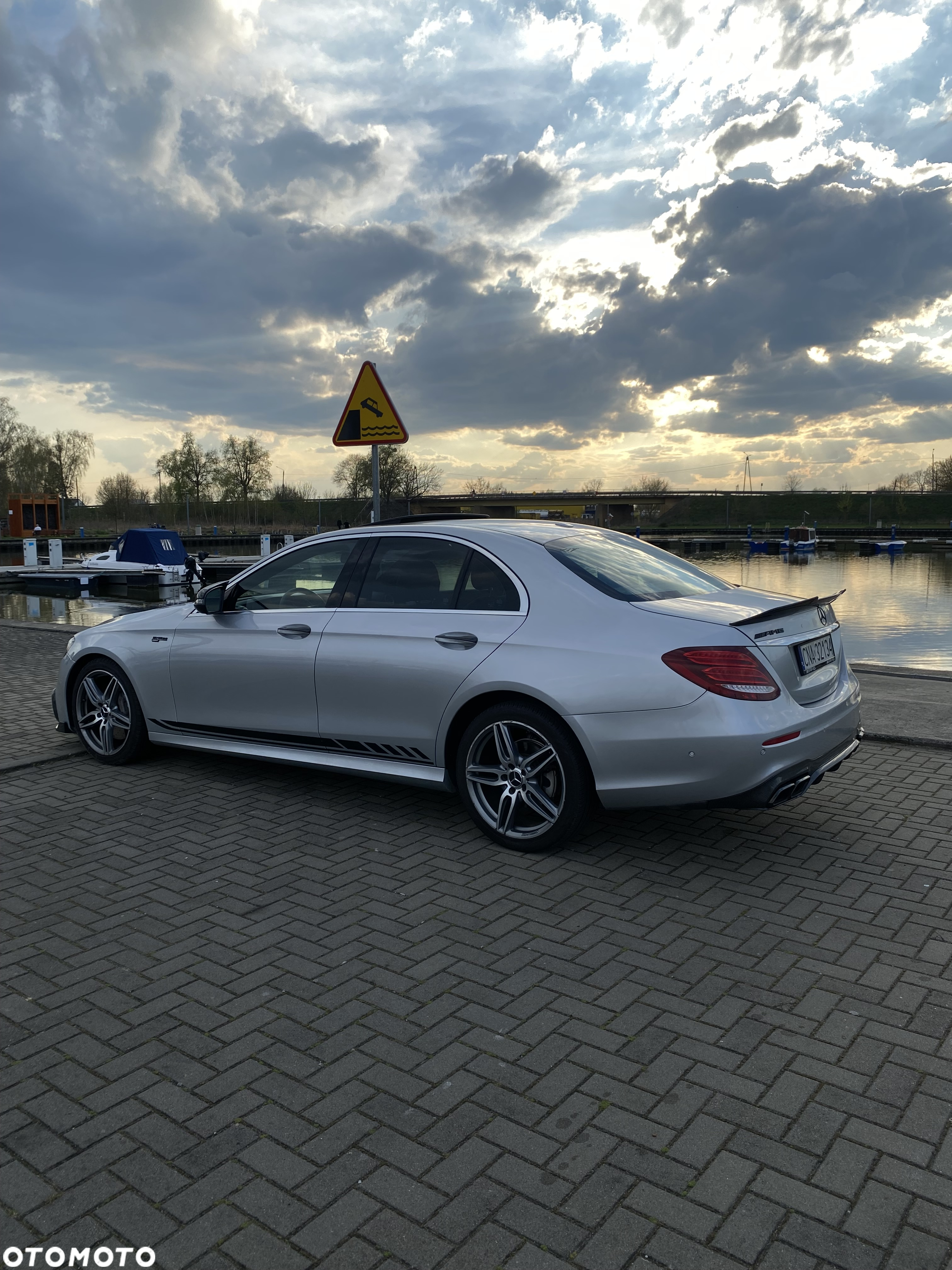Mercedes-Benz Klasa E 300 9G-TRONIC AMG Line - 5