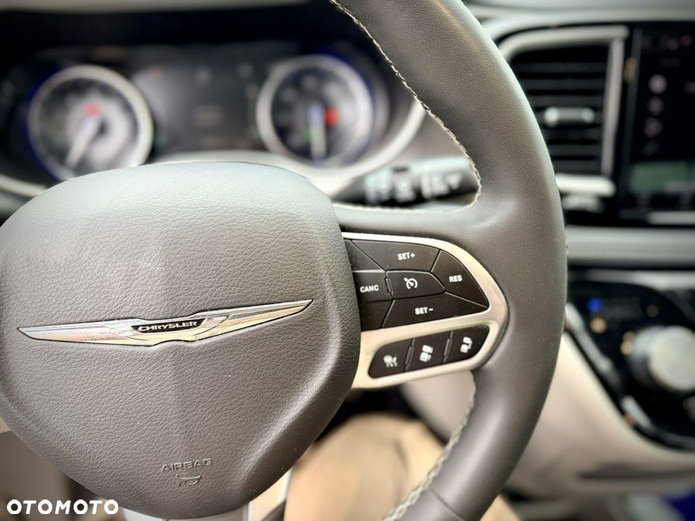Chrysler Pacifica - 30