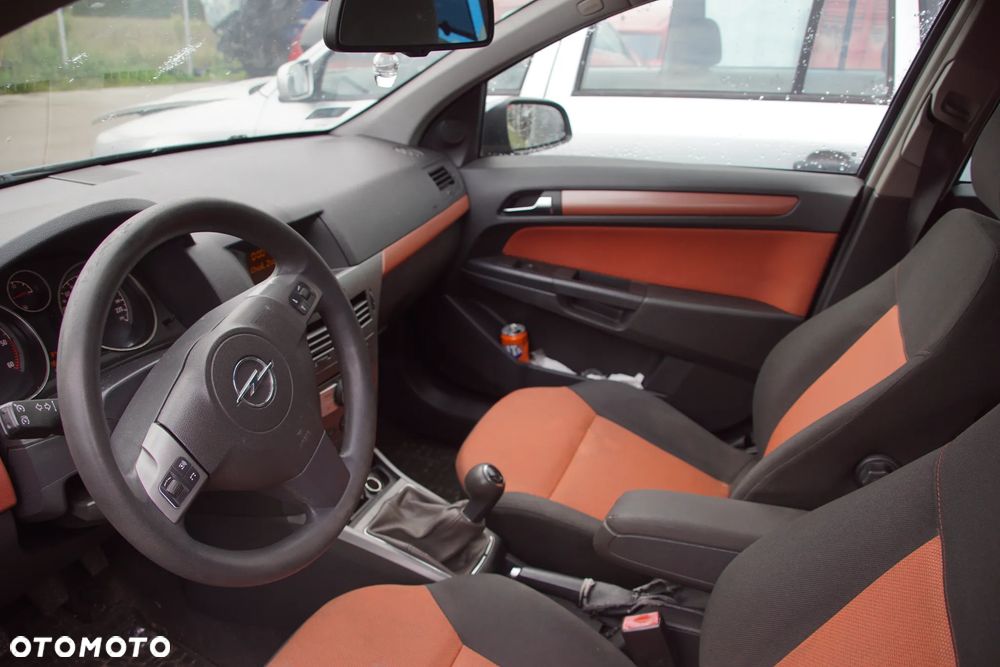 Auto na części - Opel Astra H III 1.7 CDTI 101 KM Z17DTH F23 Z155 2004R Silnik Skrzynia Drzwi Maska Błotnik Zderzak Klapa Lampa Lusterko Klamka Szyba Deska Kokpit Sterownik Moduł Czujnik Licznik Wyświetlacz Panel Kierownica - 11