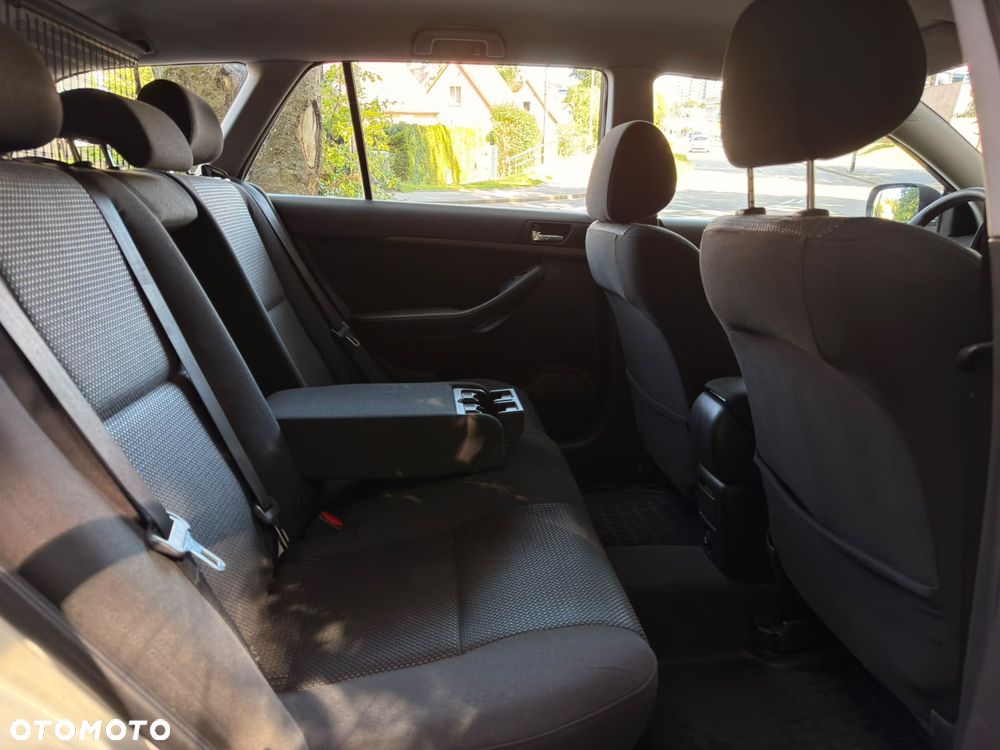 Toyota Avensis - 15